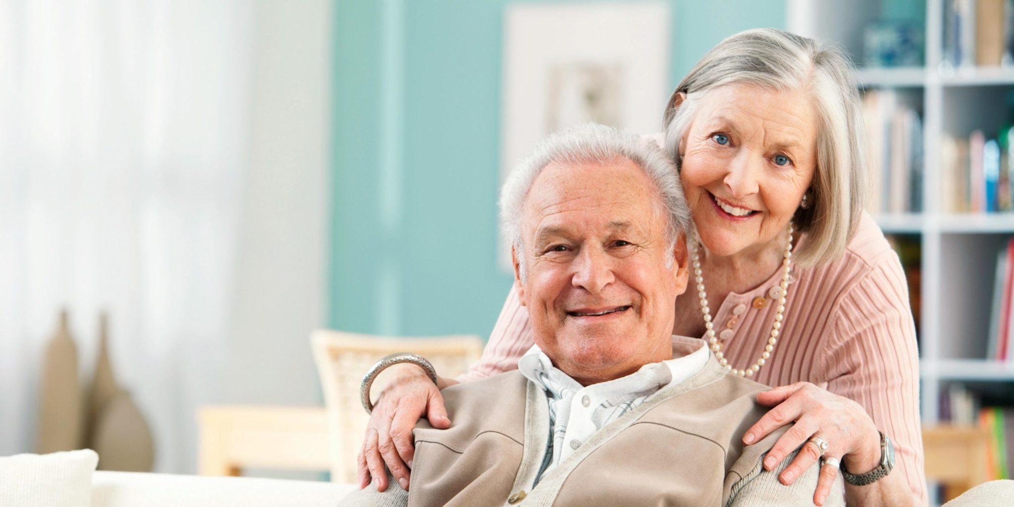 Почему пахнут пожилые. Счастливые пенсионеры. Пенсионеры баннер. Счастливая пожилая пара.