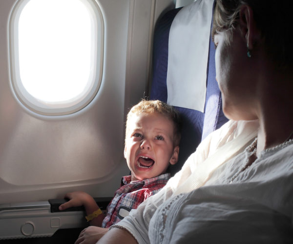Дети в самолете бесят? Расслабьтесь и не раздражайтесь