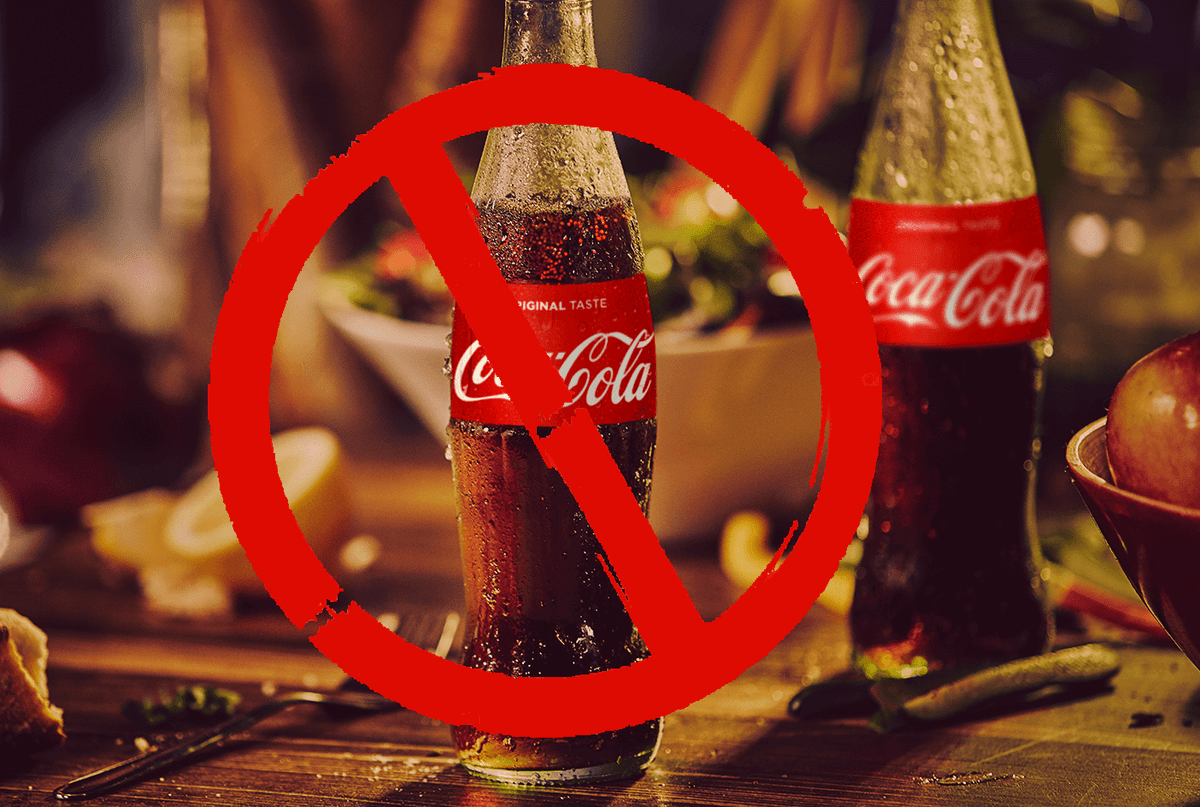 Какие напитки запретили. Запрет колы. Кока кола запрещена. Против Кока колы. Кока кола под запретом.