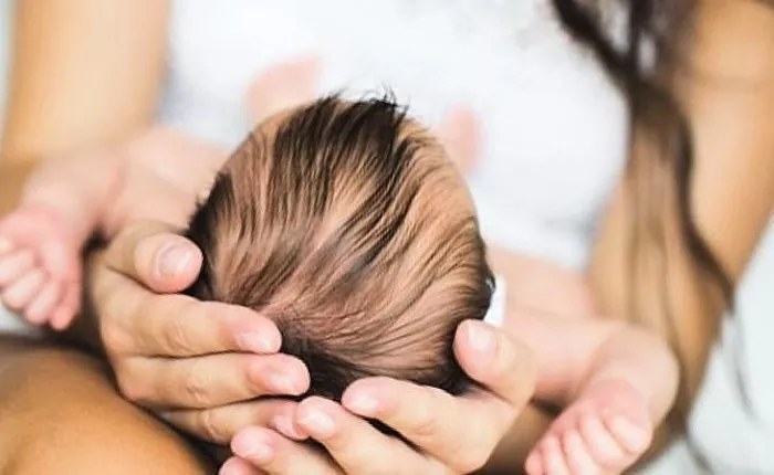 Почему некоторые дети рождаются с волосами, а некоторые без