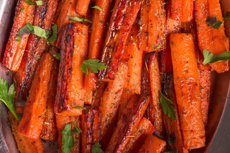Суперлегкий рецепт запеченной в масле с корицей моркови