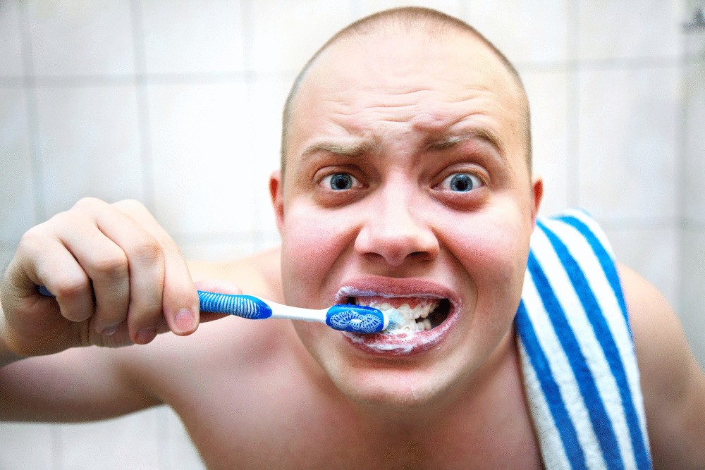 Прекратите полоскание водой после чистки зубов. Вот почему